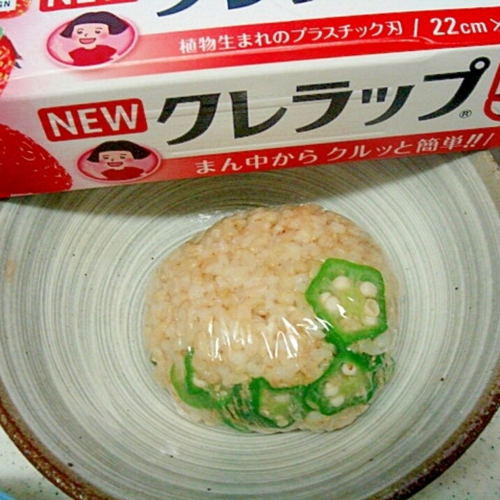 おくらと胡麻のピリピリおにぎり